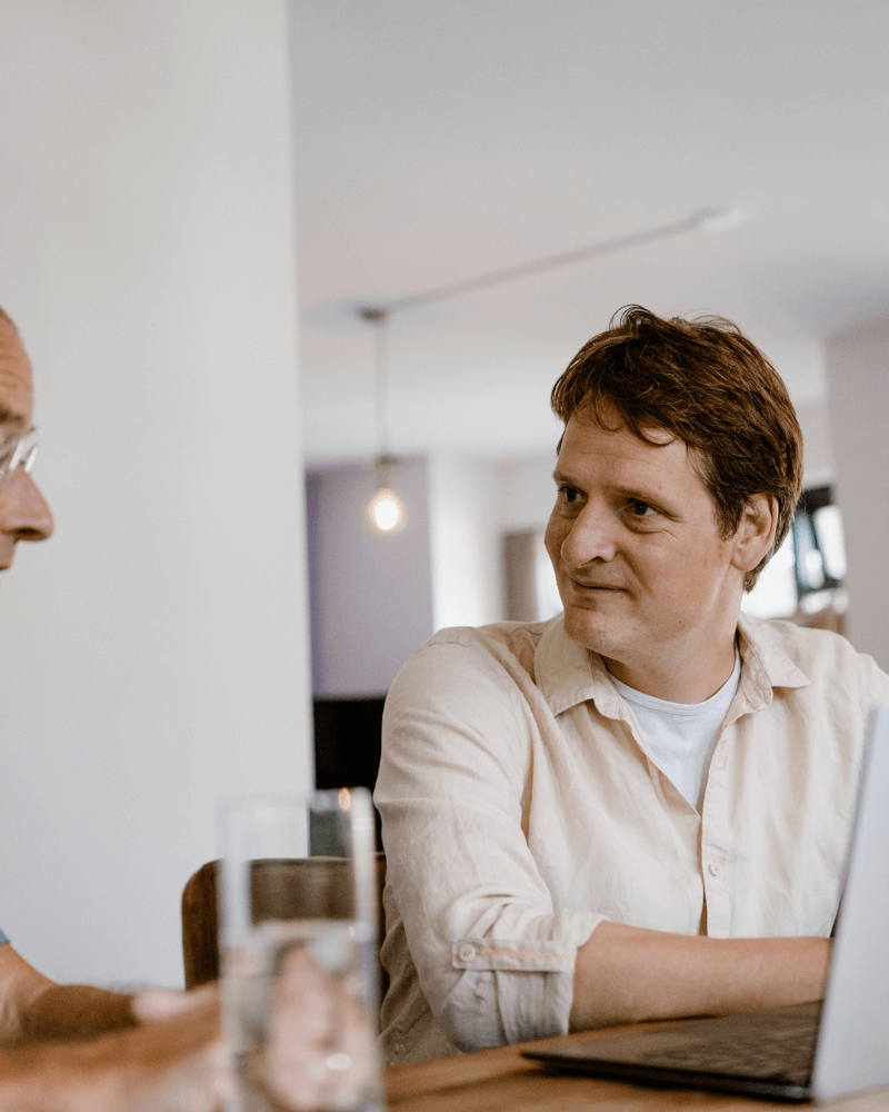 Guus Schäperclaus in gesprek met een klant